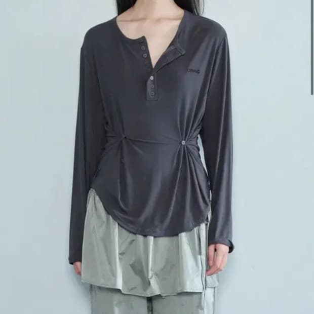 세릭 버튼 헨리넥 탑 차콜