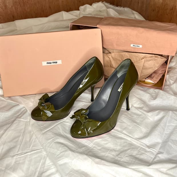 미우미우 올리브 그린 패턴트 보우 스틸레토 힐