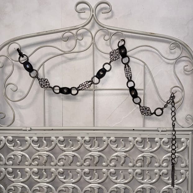 Black oriental flower cubic chain belt 