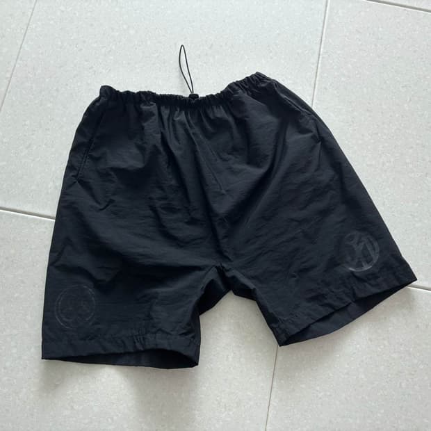 2] 이지 x 고샤 루브친스키 벌처 SH-01 쇼츠 차콜