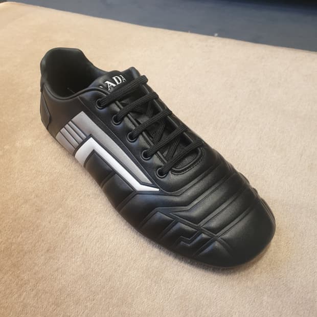 프라다 로고 레더 스니커즈 블랙