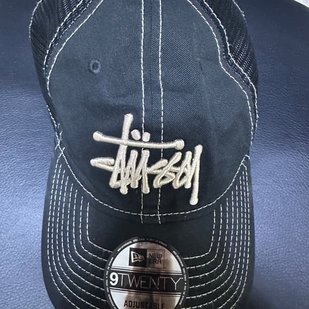 스투시 뉴에라 트러커 캡 블랙