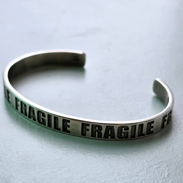 메종마르지엘라 fragile 뱅글 커프 팔찌