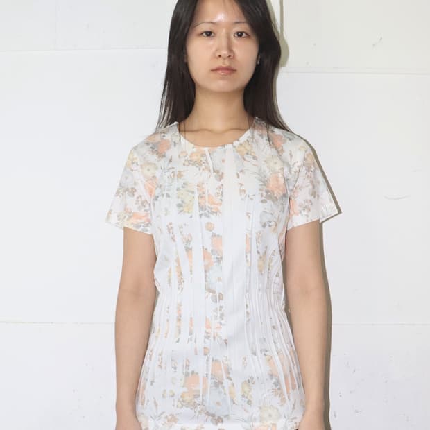 요시키 히시누마 플라워 패턴 플리티드 탑
