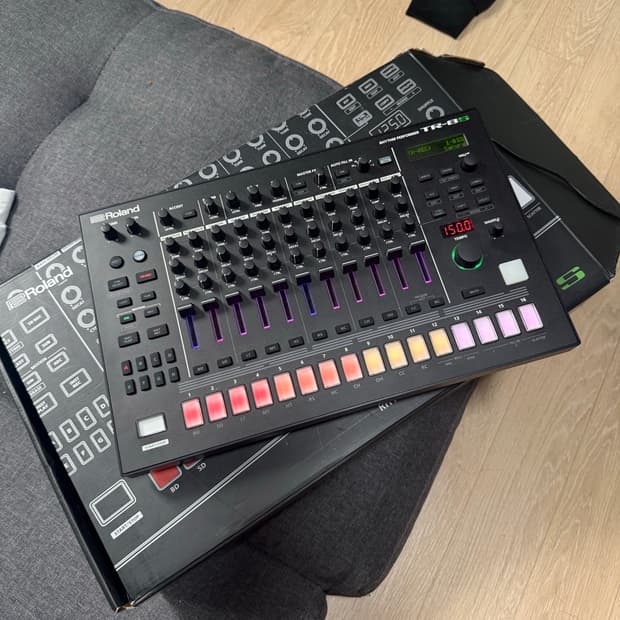 ROLAND TR-8S 드럼머신