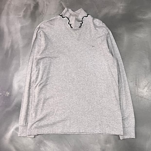  토가 자수 터틀넥 티셔츠 y14936