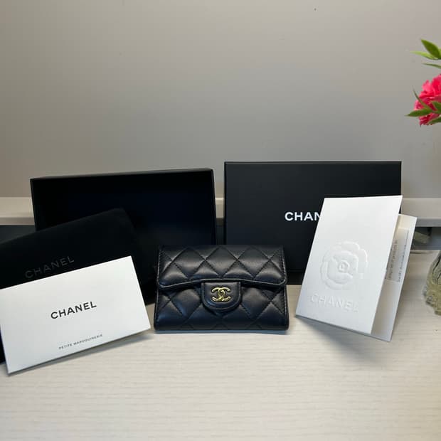 샤넬 CHANEL 클래식 금장 램스킨 플랩 카드 지갑 블랙 내장칩