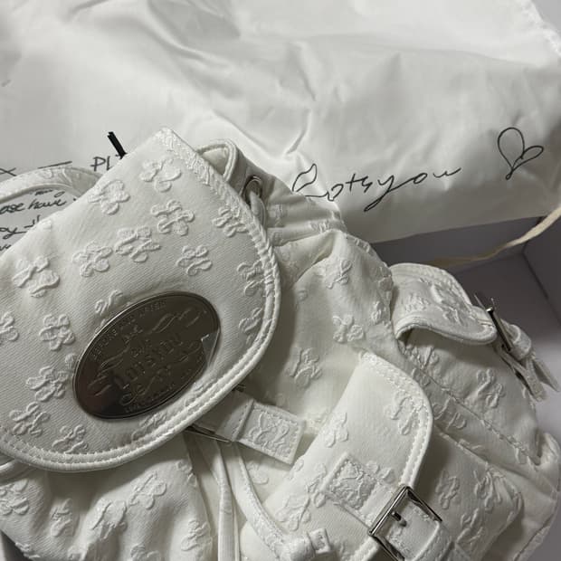 라츠유 노스탤지어 츄비 백팩 화이트