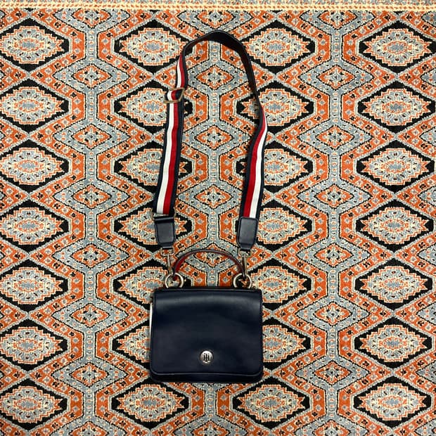 타미힐피거 네이비 미니 크로스백 