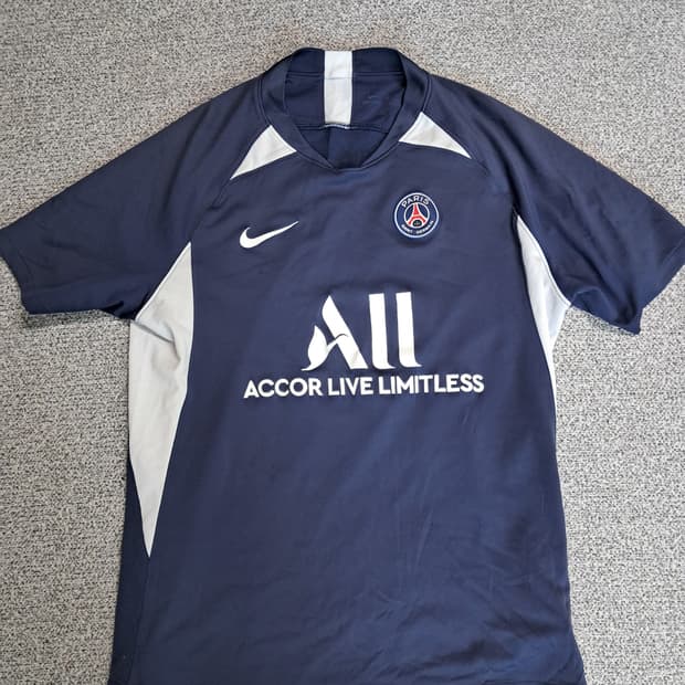 나이키 파리 생제르맹 시즌 프리매치 트레이닝 셔츠. 