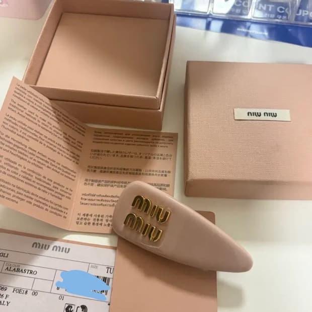[새상품급][3번착용]미우미우 페이던트 가죽핀 머리핀 헤어핀 핑크  