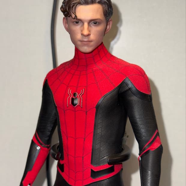 Hot toys spider- man 🕷️ far from home