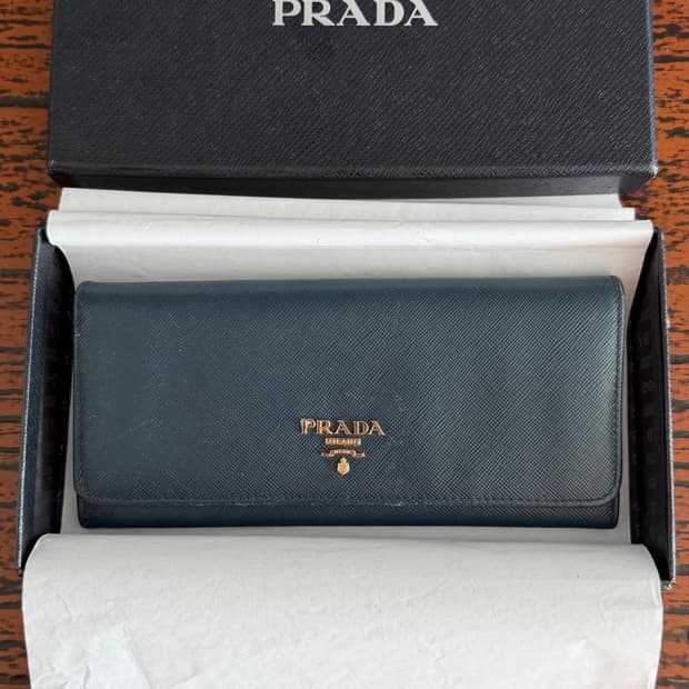 프라다 Prada 네이비 사피아노 레더 금장 레터링 로고 장지갑 박스포함