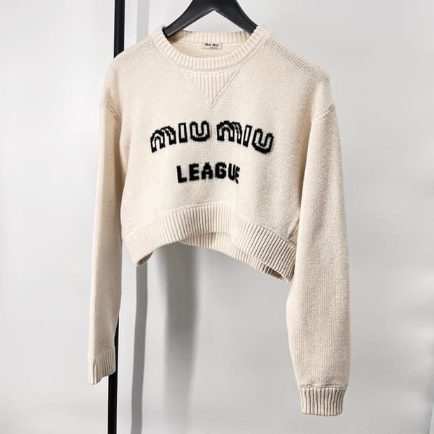 [38사이즈] 미우미우 로고 크롭 캐시미어 니트 아이보리 (MML548)