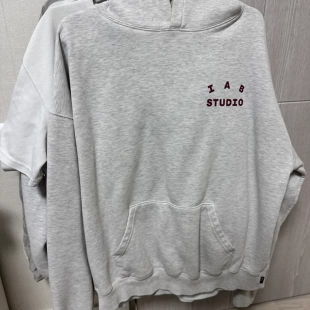 아이앱스튜디오 버건디 후드티 L판매합니다.