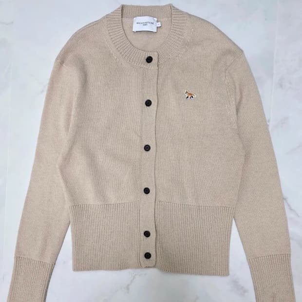 메종키츠네 폭스 패치 가디건 베이지 55 신상