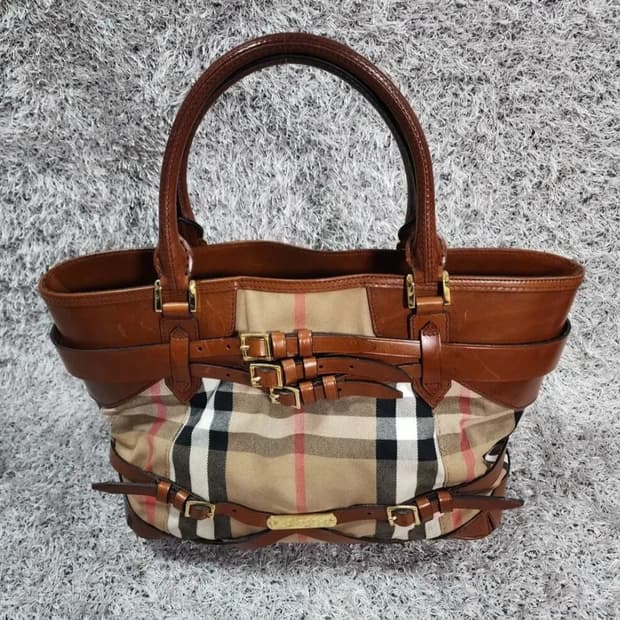 버버리 카프스헤이마켓 체크 토트백