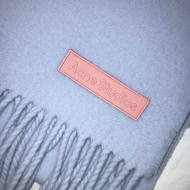 아크네 스튜디오 내로우 울 머플러 핑크 라벨 파우더 블루