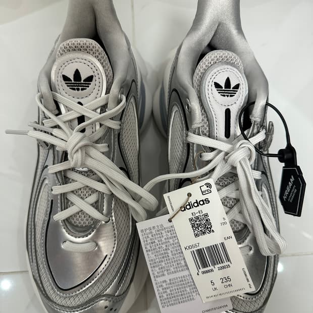 (새제품)아디다스 오즈베누즈 Ozvenuz 실버메탈릭 그레이 235