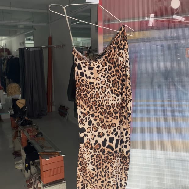 게스 호피 원숄더 드레스