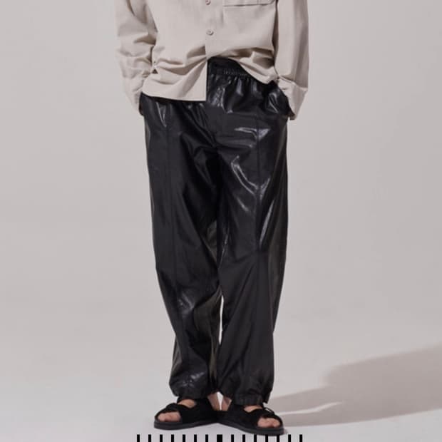 [미착용/32사이즈] 시스템옴므 와이드 비건 레더 조거 팬츠