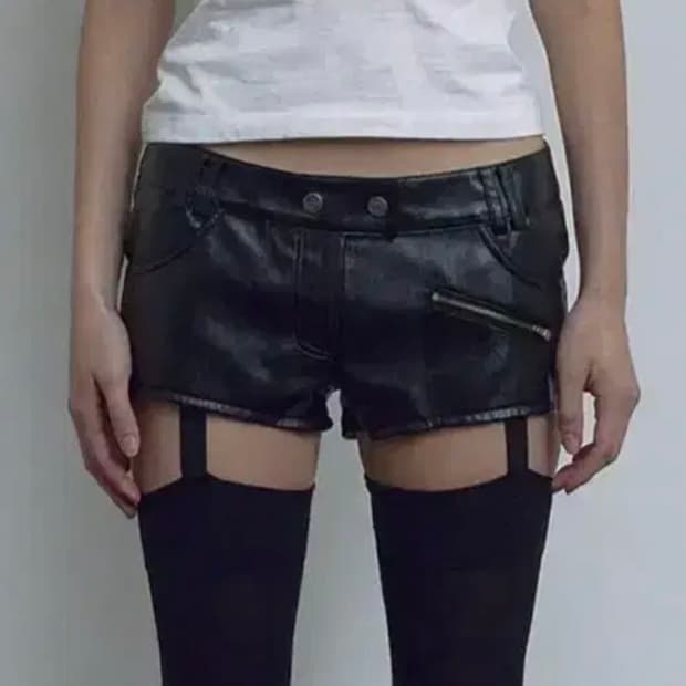 보헤미안서울 LEATHER MICRO SHORTS 레더마이크로쇼츠 L