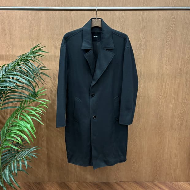 시스템 울 롱 코트 노치드 라펠 싱글 버튼 디테일 레귤러핏 블랙