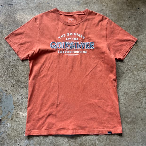 퀵실버 자수 반팔 티셔츠