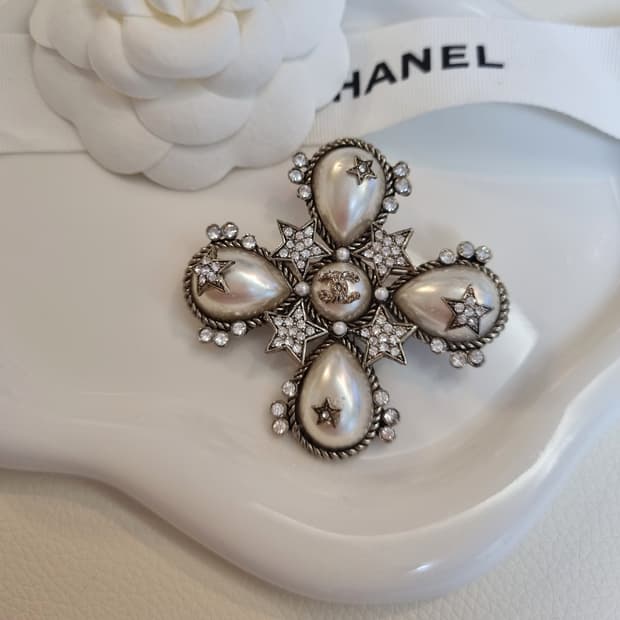 샤넬 엔틱진주&별 꼬임 CC 브로치 업사이클링