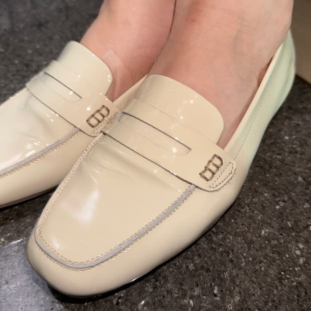 흐꺙 에나멜 로퍼 아이보리 36