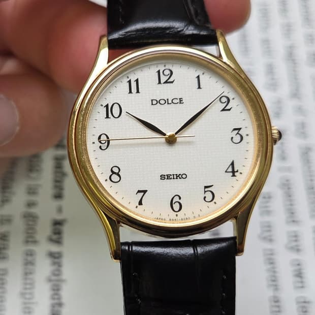 빈티지 세이코 돌체 화이트 아라빅 입체다이얼 논데이트 슬림쿼츠
