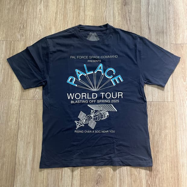 팔라스(Palace) 네이비색상 반팔 티셔츠 사이즈M 판매합니다