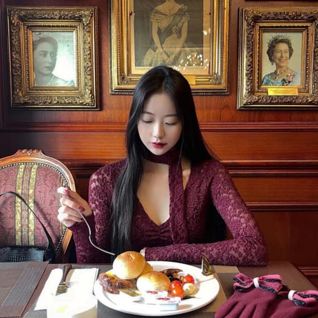 팜므뮤즈 자체제작 레이스 브이넥 크롭 티