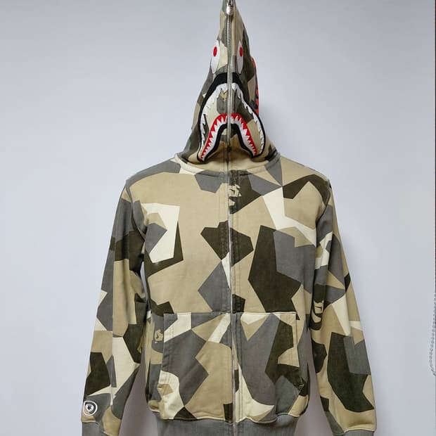 베이프 레이어드 라인 카모 샤크 풀 집 후드(M)

