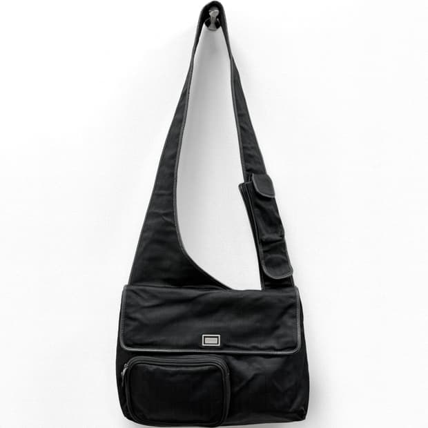 버버리 나일론 슬링 크로스백 블랙