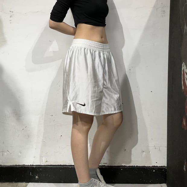 나이키 화이트 버뮤다 블랙 로고 트레이닝 반바지 L