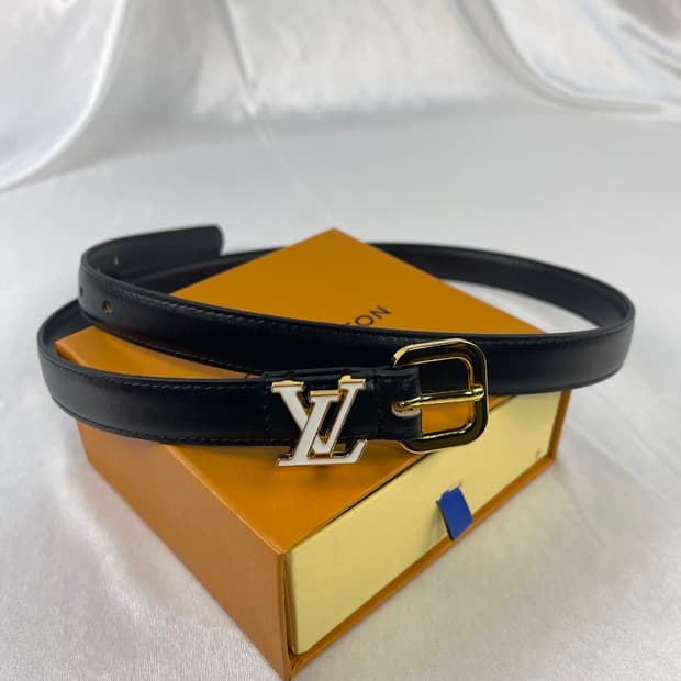 루이비통 여자 가죽벨트 화이트로고 블랙벨트