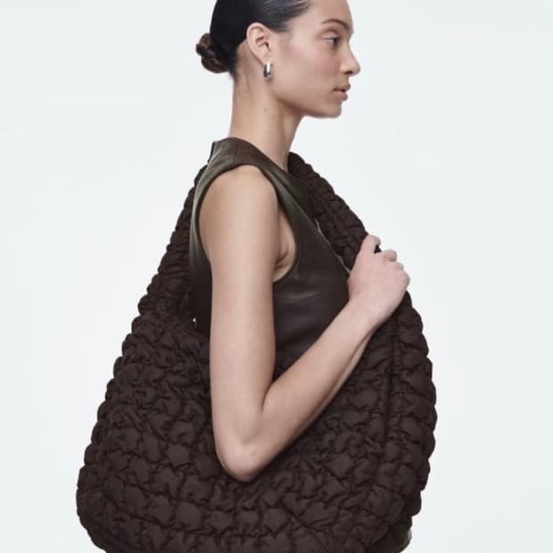 (제니 구름백)COS 퀼티드 숄더백 브라운