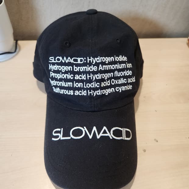 “SLOW ACID 블랙 볼캡⚡ 힙한 레터링 무드”