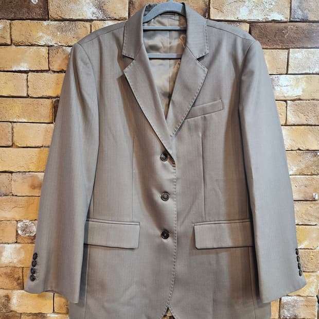 GROVE 브랜드의 베이지색 자켓