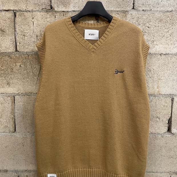 더블탭스 니트 베스트