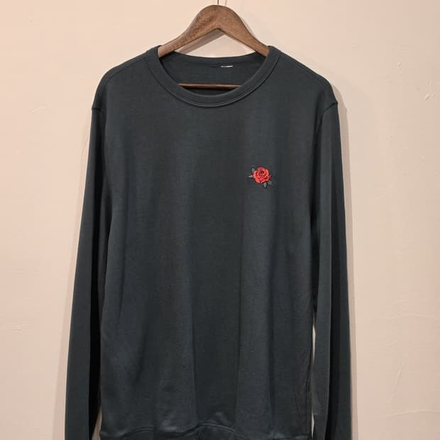 H&M Dark Teal Rose Embroidered 스웻셔츠
