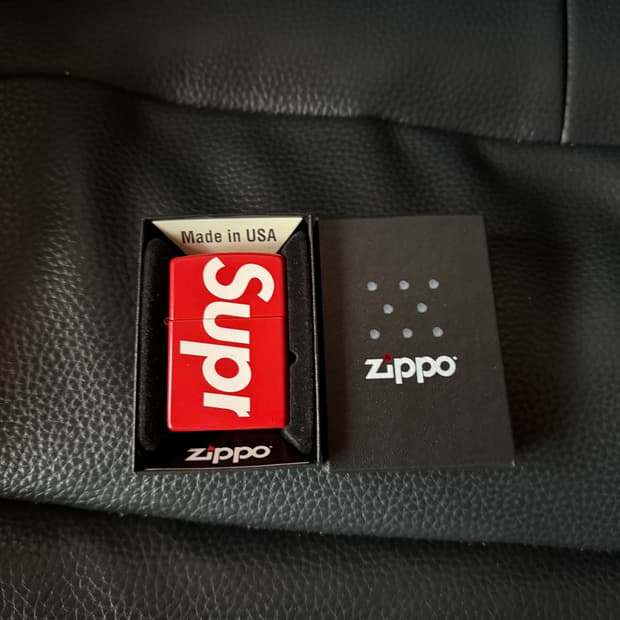 슈프림 로고 지포 레드