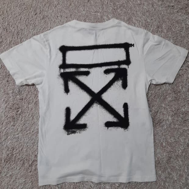 오프화이트 반팔 티셔츠