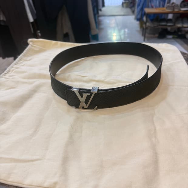 정품 루이비통 이니셜 카본 다미에 벨트 팝니다