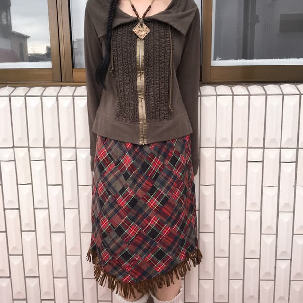 Neck point frill zip up