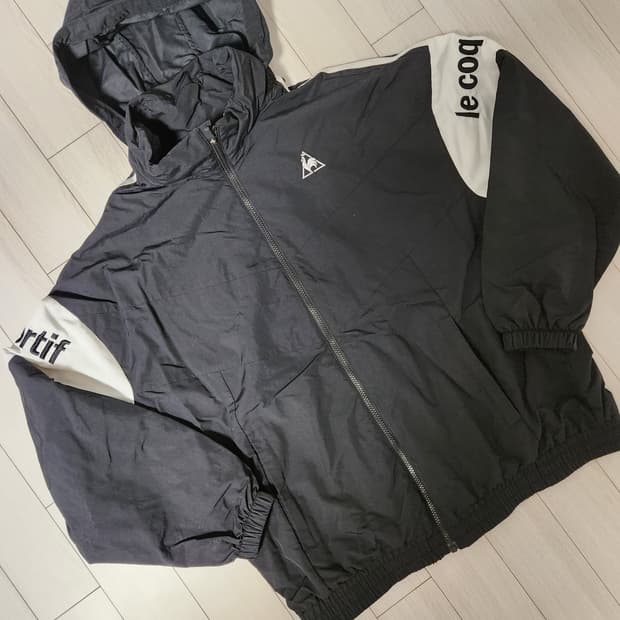 새상품급)르꼬끄 우븐 바람막이 사이즈L


오염 하자 없이 깨끗해요^^
