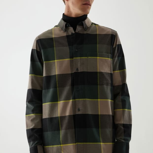 COS의 페널 체크 셔츠