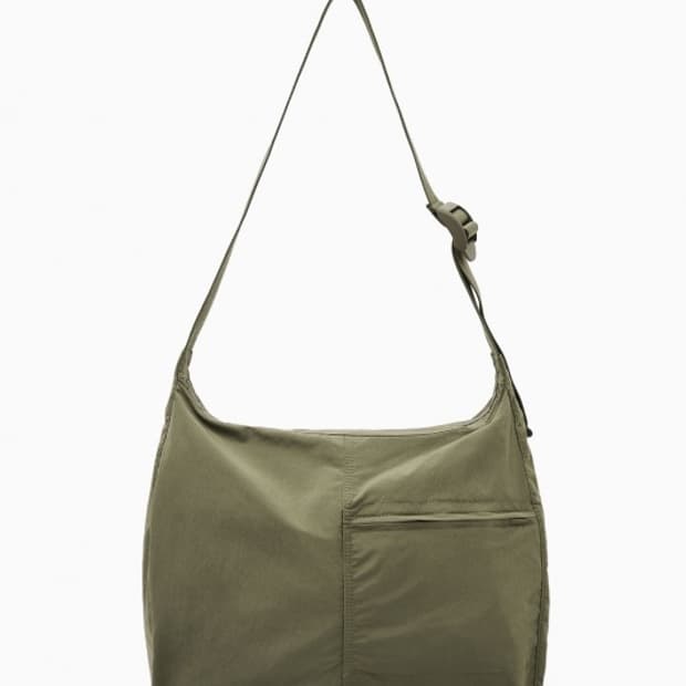 [코스] 나일론 카키 크로스백 