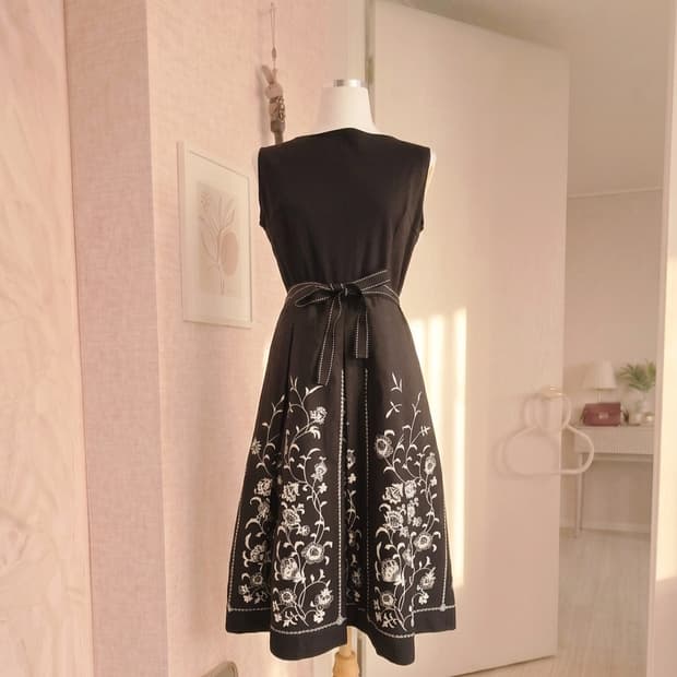 A-proudly 자수 플레어 원피스